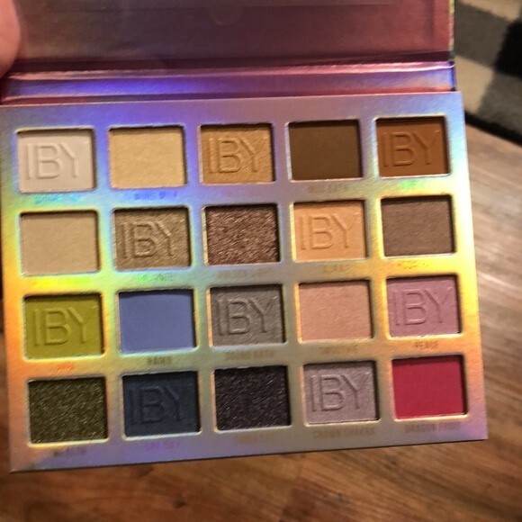 Enlighten eyeshadow palette by IBY beauty - Picture 8 of 8